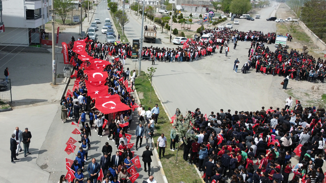 Iğdır'da yüzlerce öğrenci Ermeni çetelerince katledilenleri anmak için yürüdü