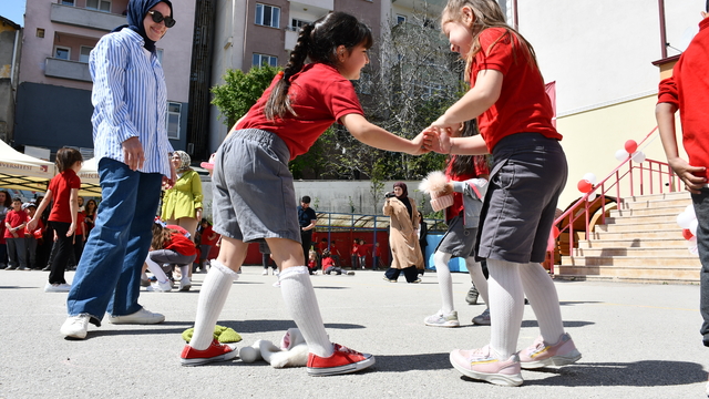 Bilecik'te çocuklar unutulmaya yüz tutmuş oyunlarla eğlendi