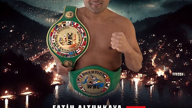 Boksör Fatih Altunkaya kemer için ringde