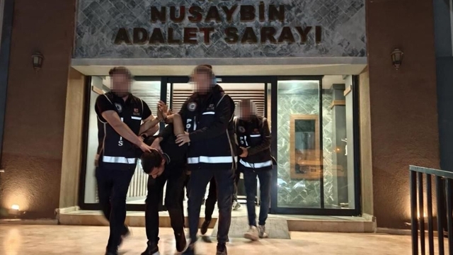 Mardin'de "dur" ihtarına uymayıp polise çarpan aracın sürücüsü ve 2 şüpheli tutuklandı