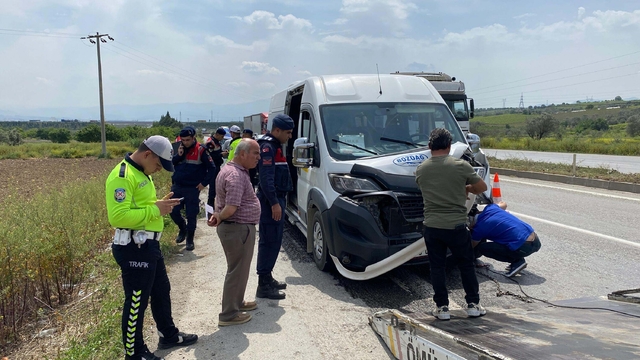Manisa'da servis minibüsleri çarpıştı: 9 yaralı