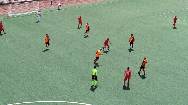 Galatasaraylı eski futbolcular, Şırnak'ın Cizre ilçesinde gençlerle dostluk maçı yaptı