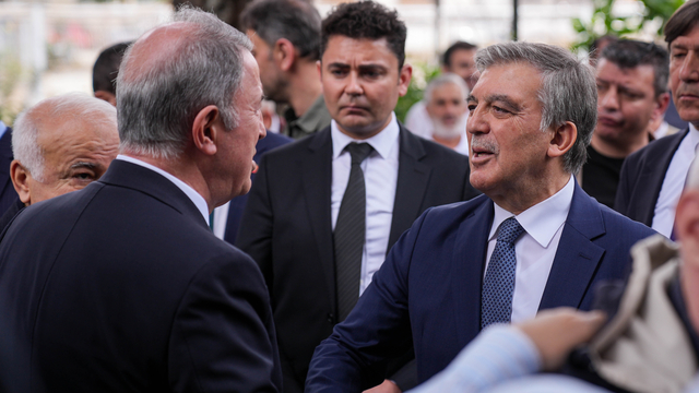 11. Cumhurbaşkanı Abdullah Gül, İzmir'de dayısının cenaze törenine katıldı