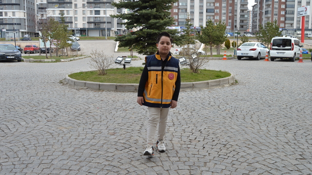 Erzurum 112 İl Ambulans Servisi Başhekimi Taş, koltuğunu ilkokul öğrencisine devretti
