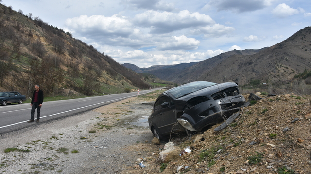 Gümüşhane'de toprak birikintisine çarpan otomobildeki 3 kişi yaralandı