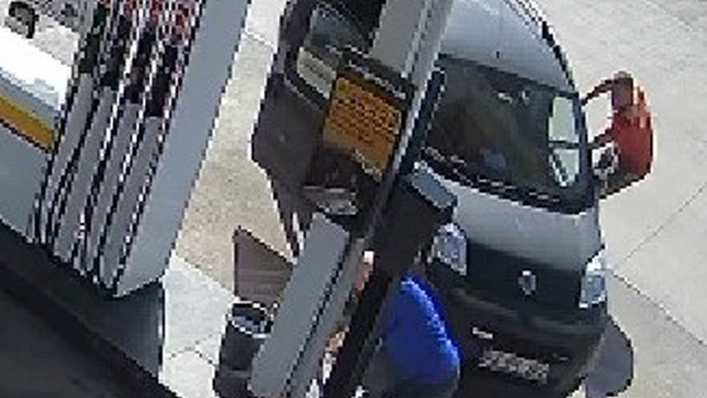 Hareket eden aracını durdurmaya çalışırken tekerin altında kalmaktan son anda kurtuldu