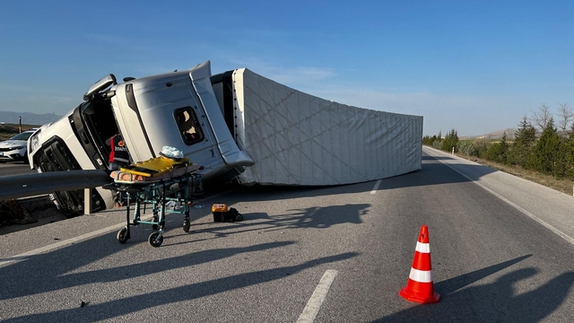 Afyonkarahisar'da refüje devrilen tırdaki 2 kişi yaralandı