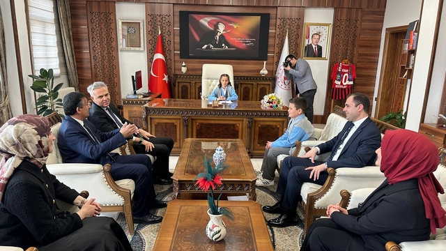 Yüksekova Kaymakamı Akın, koltuğunu öğrencilere devretti