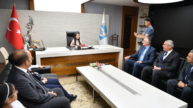 Büyükşehir Belediye Başkanlığı koltuğuna minik Okyanus oturdu