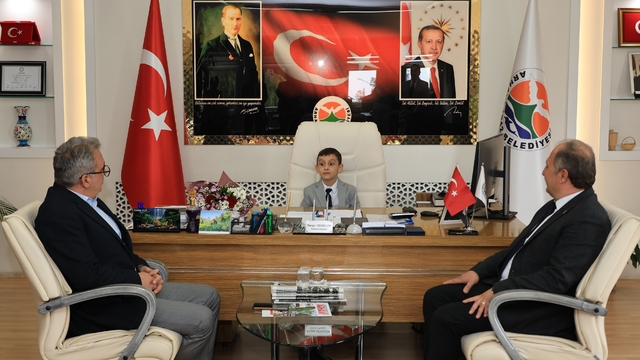 Arhavi Belediye Başkanı Ataselim, koltuğunu ilkokul öğrencisine devretti