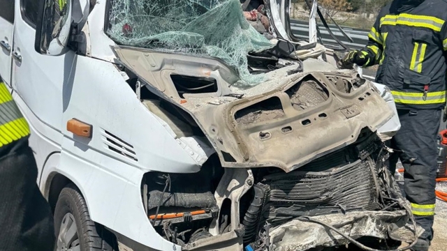 Denizli'de tıra çarpan minibüsün sürücüsü öldü