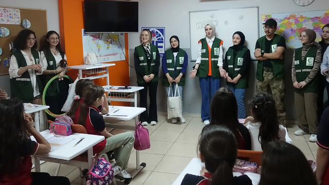 Manisa'da Yeşilay gönüllüleri, öğrencilerle etkinlik yaptı