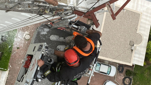 12'nci katta asılı kalan iskeledeki 2 işçi kurtarıldı