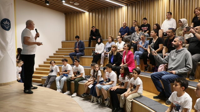 İzmir'de öğrenciler telsizle uzaydaki Japon astronotla görüştü