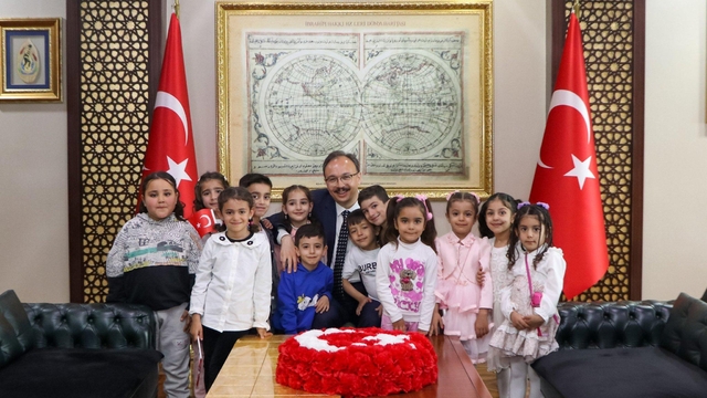Siirt Valisi Kızılkaya, çocukları makamına kabul etti