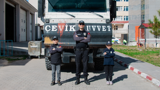 Polis çocukları 1 günlüğüne polis olup, klip çekti