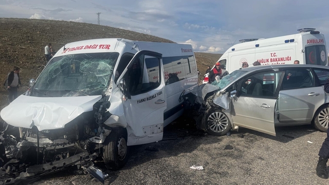 Sivas'ta öğretmenleri taşıyan minibüs ile otomobilin çarpıştığı kazada 15 kişi yaralandı