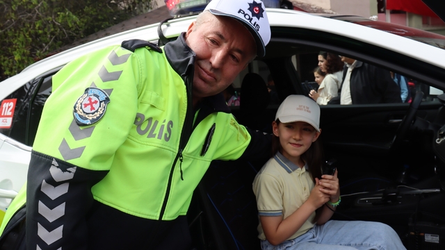 Amasya polisinden öğrencilere anonslu 23 Nisan sürprizi