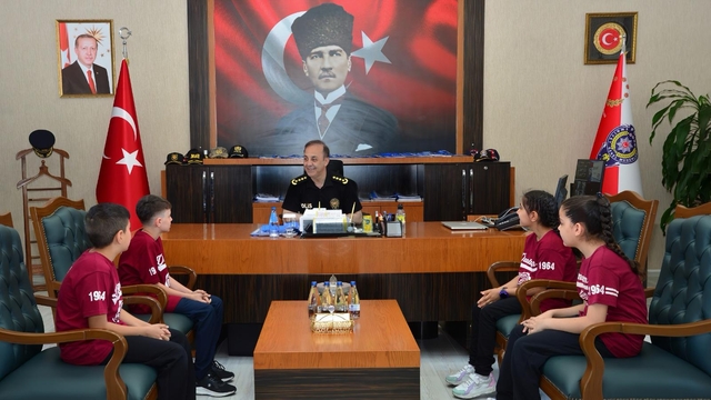 Adana Emniyet Müdürü Arıkan, koltuğunu temsili olarak ortaokul öğrencisine devretti