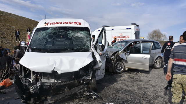 Sivas'ta minibüs ile otomobil çarpıştı; 18 yaralı