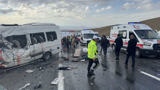 Van'da minibüsle kamyonet çarpıştı, kaza yerine ekipler sevk edildi