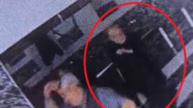 Abdest alan kişinin astığı ceketin cebinden 29 bin TL'sini çaldı; hırsızlık kamerada