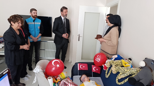 Hidrosefali hastası Göktuğ'a 23 Nisan ziyareti