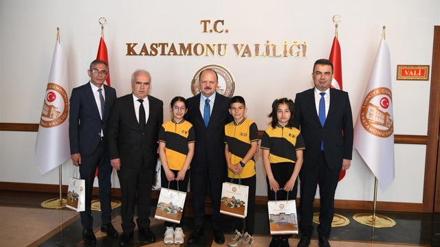 Kastamonu'da ilkokul öğrencileri Vali Dallı'yı ziyaret etti