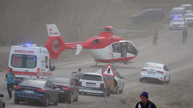 Sivas'ta minibüs ile otomobil çarpıştı; 1 ölü, 17 yaralı (2)