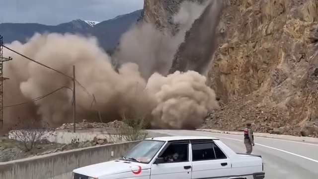 Gümüşhane-Tirebolu karayolunda heyelan yolu kapattı; o anlar kamerada