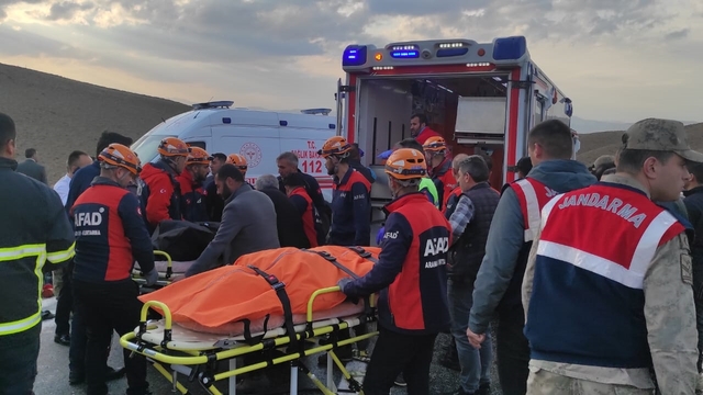 Van'da kamyonla yolcu minibüsü çarpıştı; 6 ölü, 13 yaralı (2)- Yeniden
