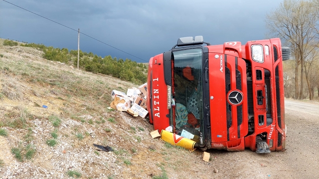 Çankırı'da devrilen tırın sürücüsü yaralandı