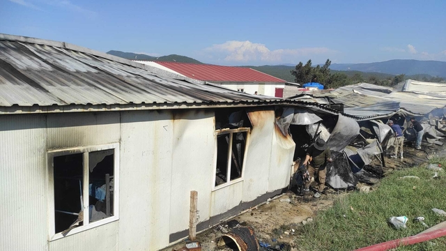Bilecik'te şantiyede çıkan yangında işçi konteynerlerinde hasar oluştu