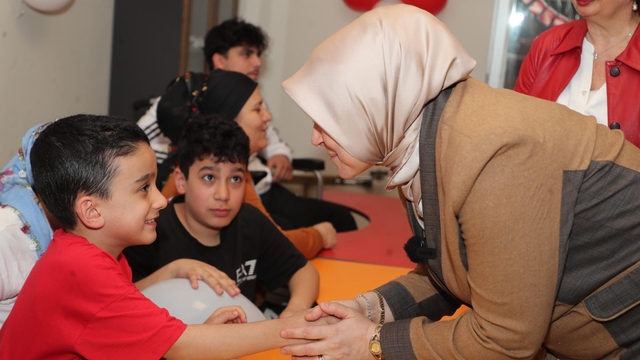 AK Parti'li Ercan'dan hastanede tedavi gören çocuklara 23 Nisan ziyareti