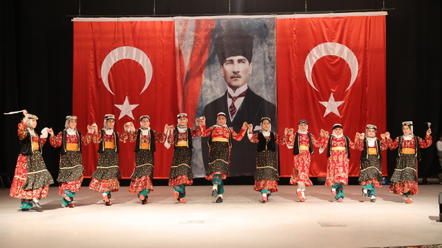 Iğdır'da vatandaşlar geleneksel halk oyunlarıyla eğlendi