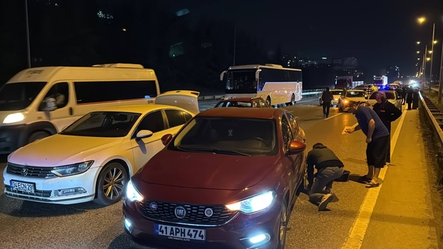Kocaeli'de zincirleme trafik kazasında 3 kişi yaralandı