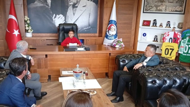 Demre protokolü koltuklarını çocuklara devretti