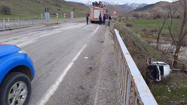 Sivas'ta köprüden düşen otomobildeki 2 kişi yaralandı