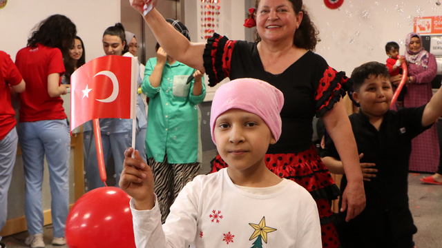 Kanser hastası çocuklar için gönüllülerden imece usulü 23 Nisan kutlaması