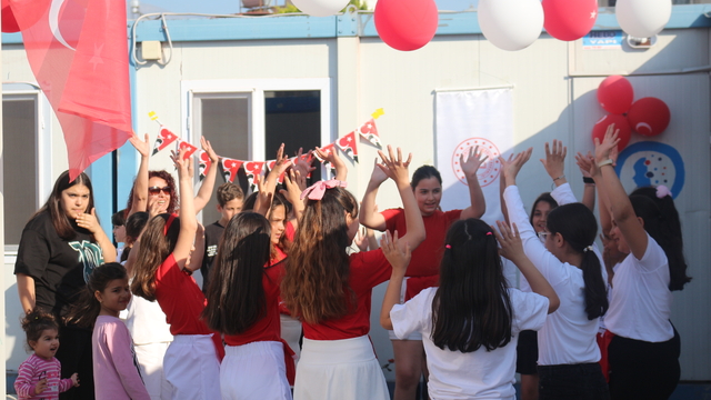 Hatay'da 23 Nisan Ulusal Egemenlik ve Çocuk Bayramı konteyner kentte kutlandı