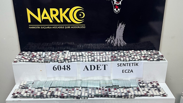 Adana'da evinde 6 bin 48 uyuşturucu etkili hap ele geçirilen zanlı tutuklandı
