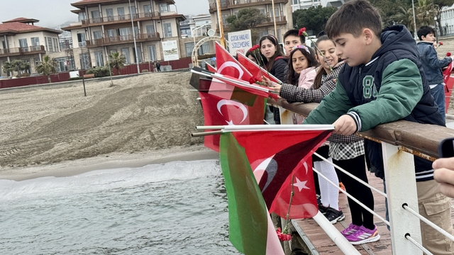 Samsunlu çocuklar, hayatını kaybeden Filistinli akranları için Karadeniz'e karanfil bıraktı