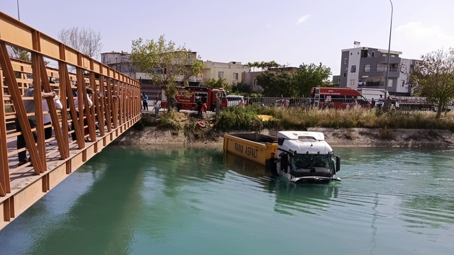 Adana'da sulama kanalına düşen tırın sürücüsünü itfaiye ekibi kurtardı