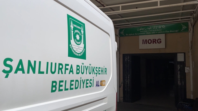 Otomobil, park halindeki 3 araca çarpıp devrildi: 2 ölü, 1 yaralı