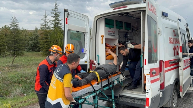 Afyonkarahisar'da tırın otomobile çarpması sonucu 1 kişi öldü, 1 kişi yaralandı