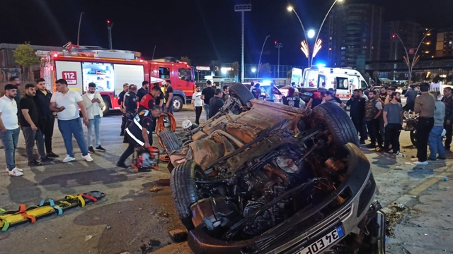 Şanlıurfa'da park halindeki araçlara çarpan otomobildeki 2 kişi öldü