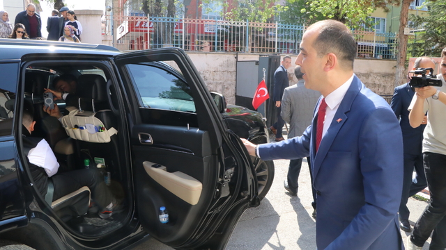 Çankırı Valisi Taşolar, minik valiye makam şoförlüğü yaptı