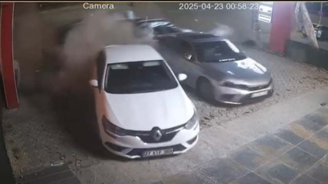 Otomobil, park halindeki 3 araca çarpıp devrildi: 2 ölü, 1 yaralı (2)