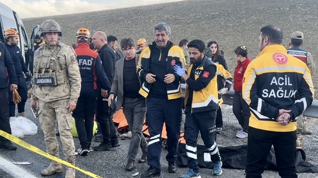 Van'da minibüsle kamyonetin çarpıştığı kazada ölenlerin sayısı 8'e yükseldi