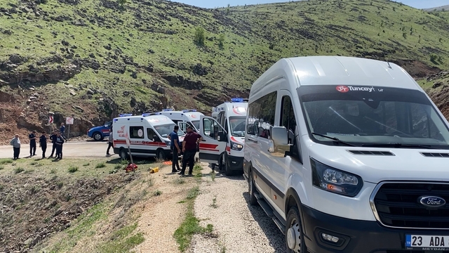 Hafif ticari araç şarampole yuvarlandı: 1'i ağır, 4 yaralı